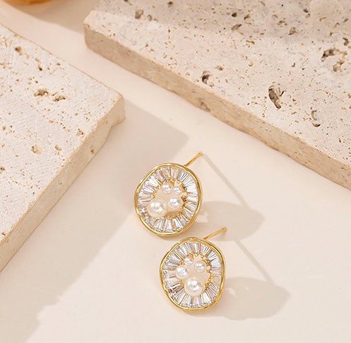 Freshwater Pearl Stud Earrings with 18K Gold-Plated Frame Freshwater Pearl Stud Earrings with 18K Gold-Plated Frame