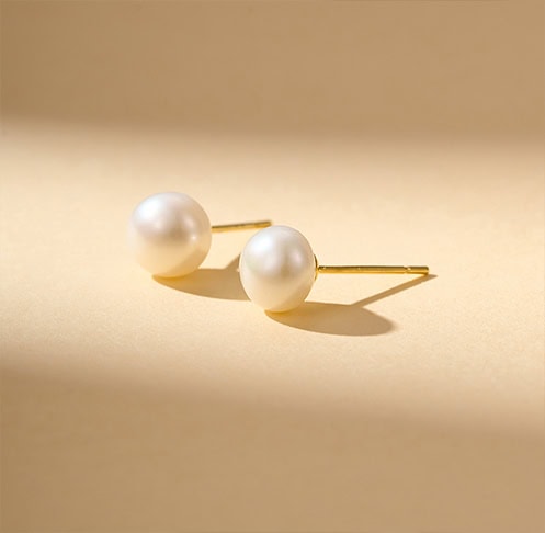Delicate Daily round freshwater pearl Stud Earrings