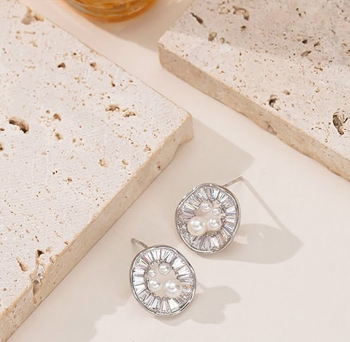 Freshwater Pearl Stud Earrings with 18K Gold-Plated Frame Freshwater Pearl Stud Earrings with 18K Gold-Plated Frame