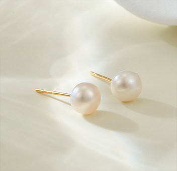 Delicate Daily round freshwater pearl Stud Earrings