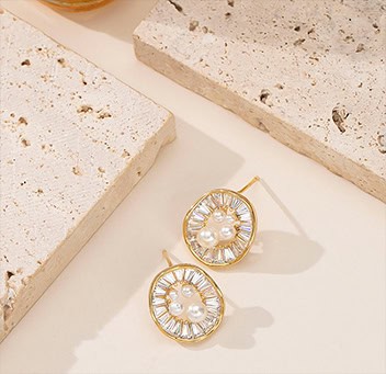 Freshwater Pearl Stud Earrings with 18K Gold-Plated Frame