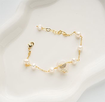 Freshwater Pearl Bracelet with Micro-Zircon Butterfly Charm