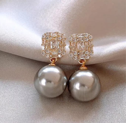 Simple round pearl rhinestone earrings