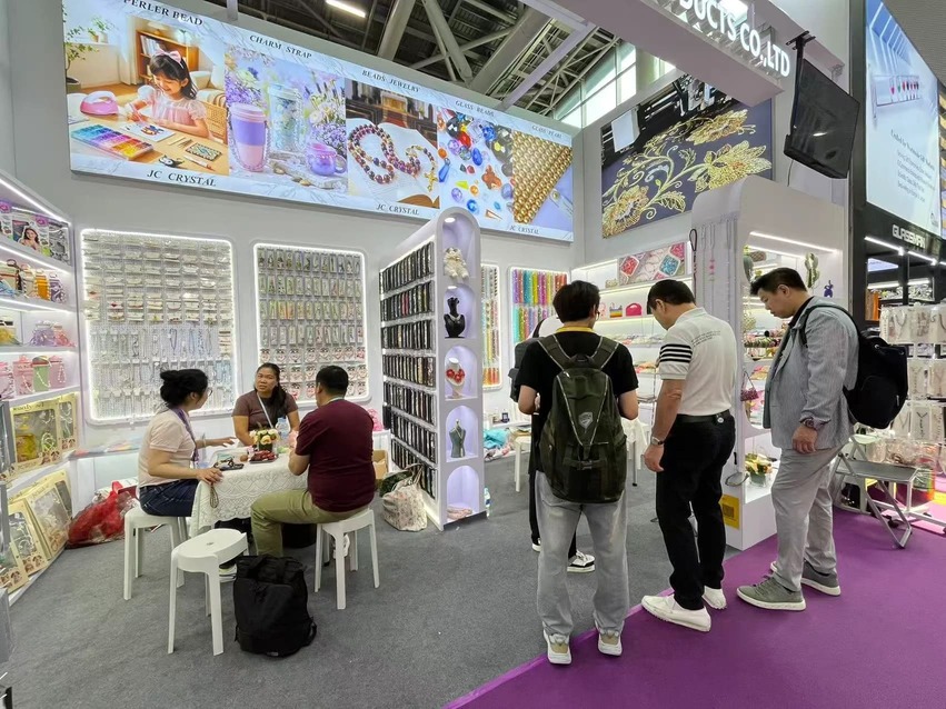Canton Fair glass-beads-jewelry (1)